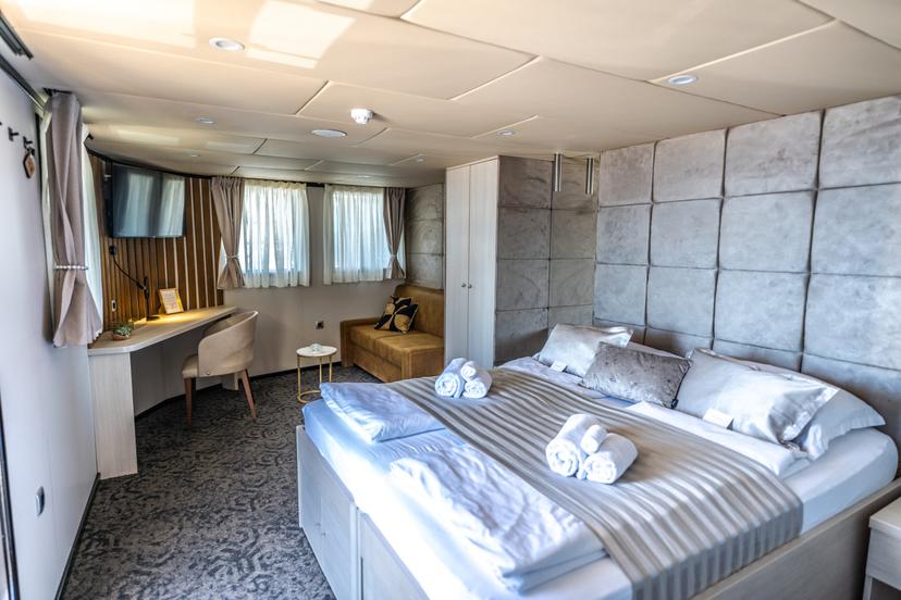 Suite (x 2) image 1