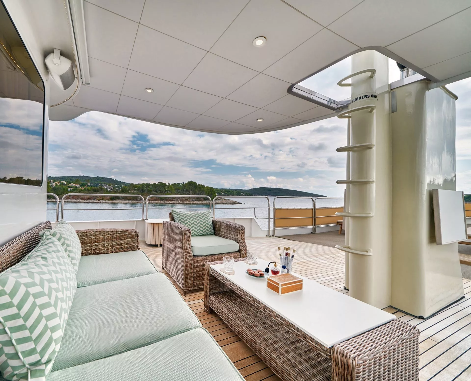 La perla rd deck lounge view