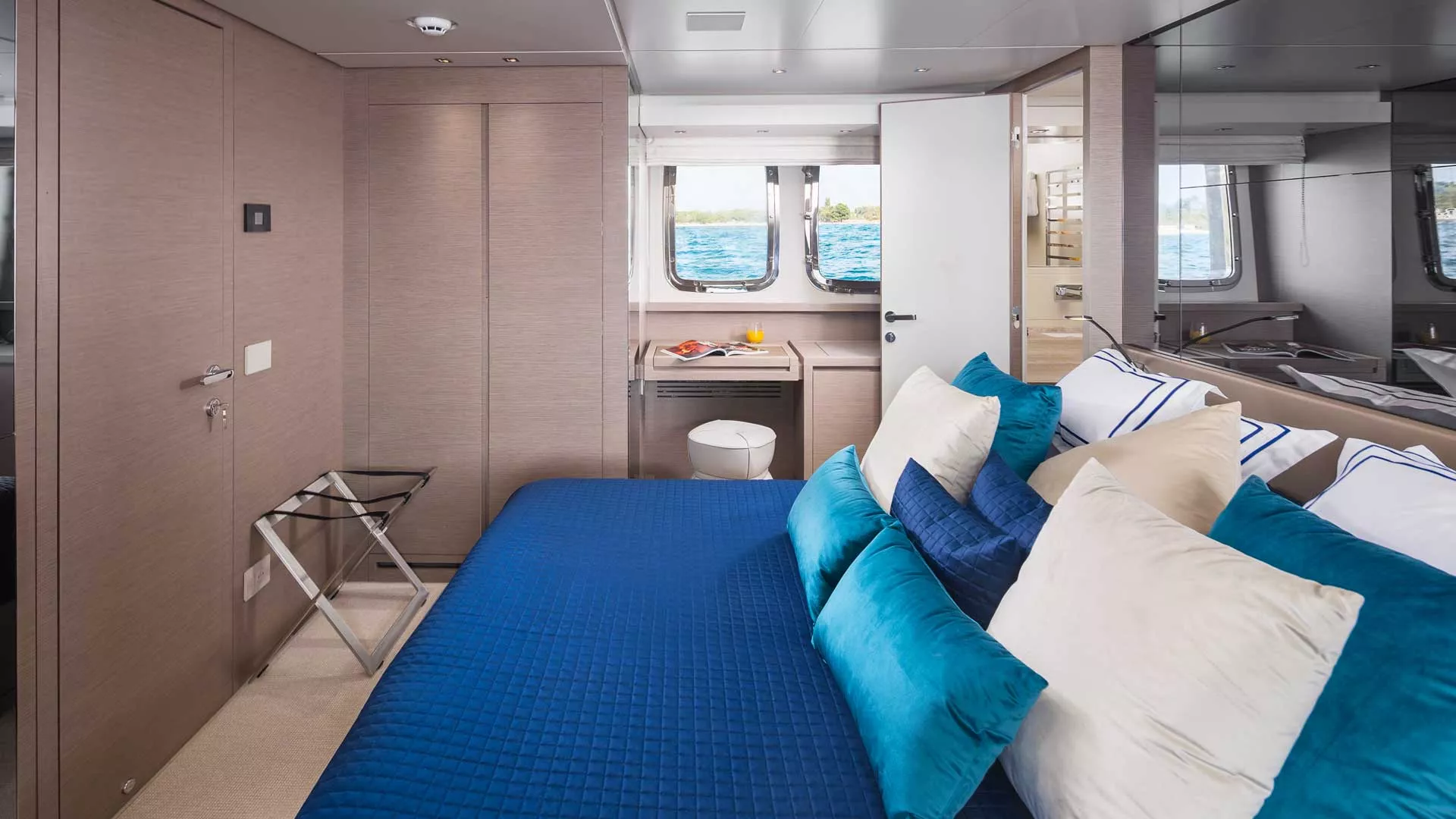 Secundus double cabin